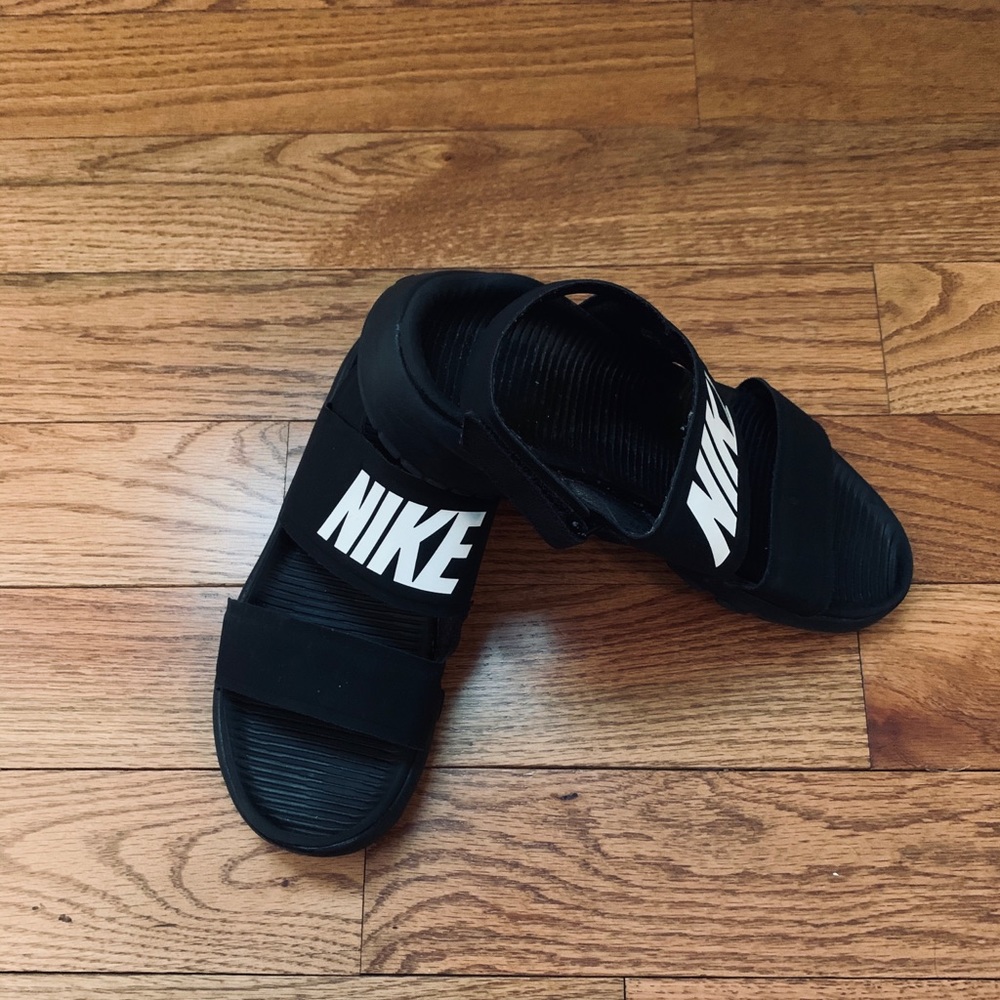 SOLD! nike tanjun sandals